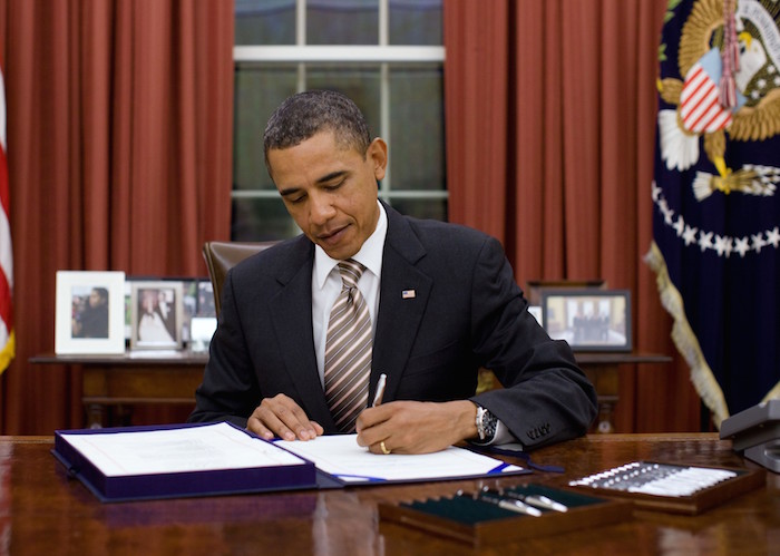 president obama signs the food safety modernization act